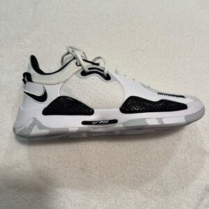 NEW IN BOX NEVER WORN Nike PG 5 TB White Black